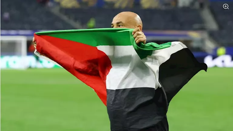 اسم حسام حسن محفورًا ومجسمًا على شاطئ غزة قبل مواجهة الأرجنتين